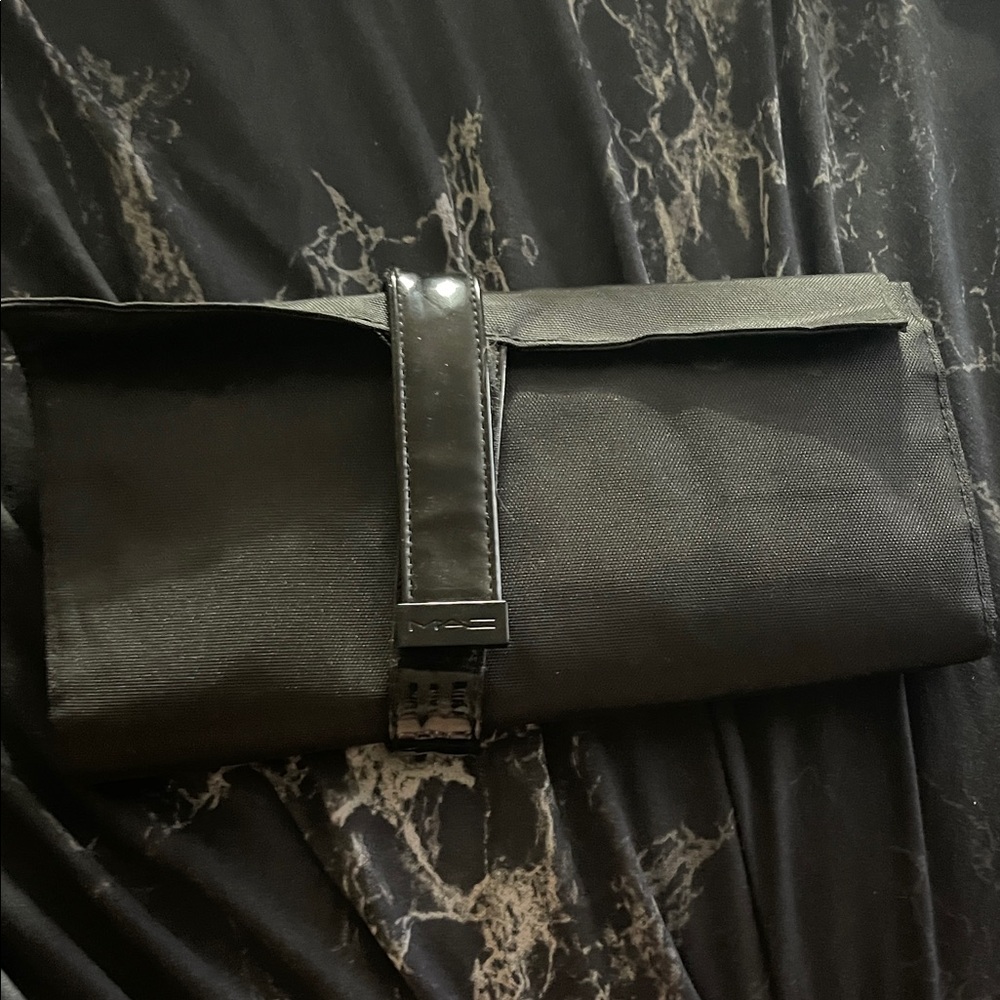 Mac brush holder clutch